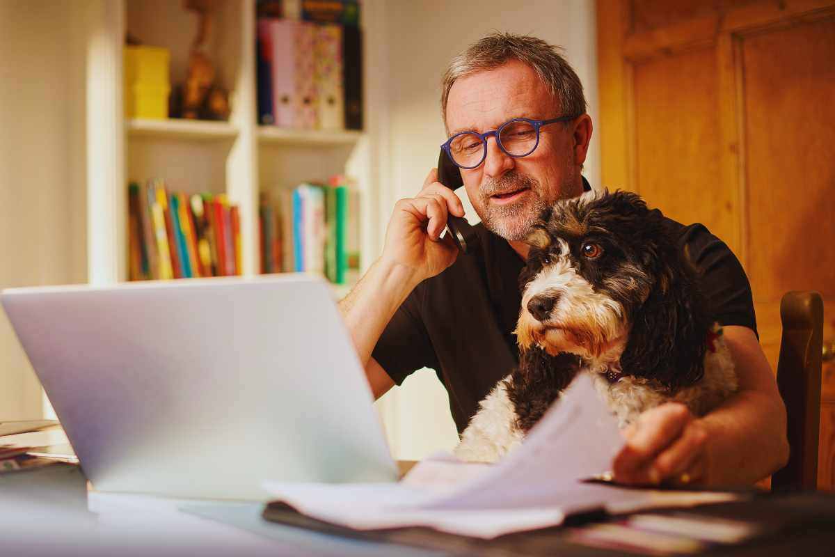 il video con la reazione del cane alla finta telefonata